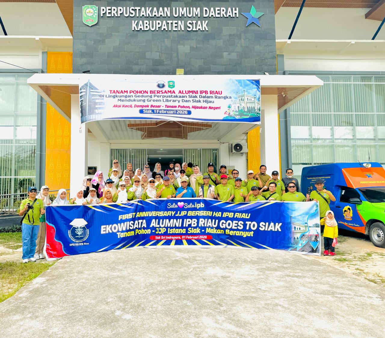 Cover : Alumni IPB Riau Tanam Pohon Bersama di Gedung Perpustakaan Siak, Dukung Green Library dan Siak Hijau